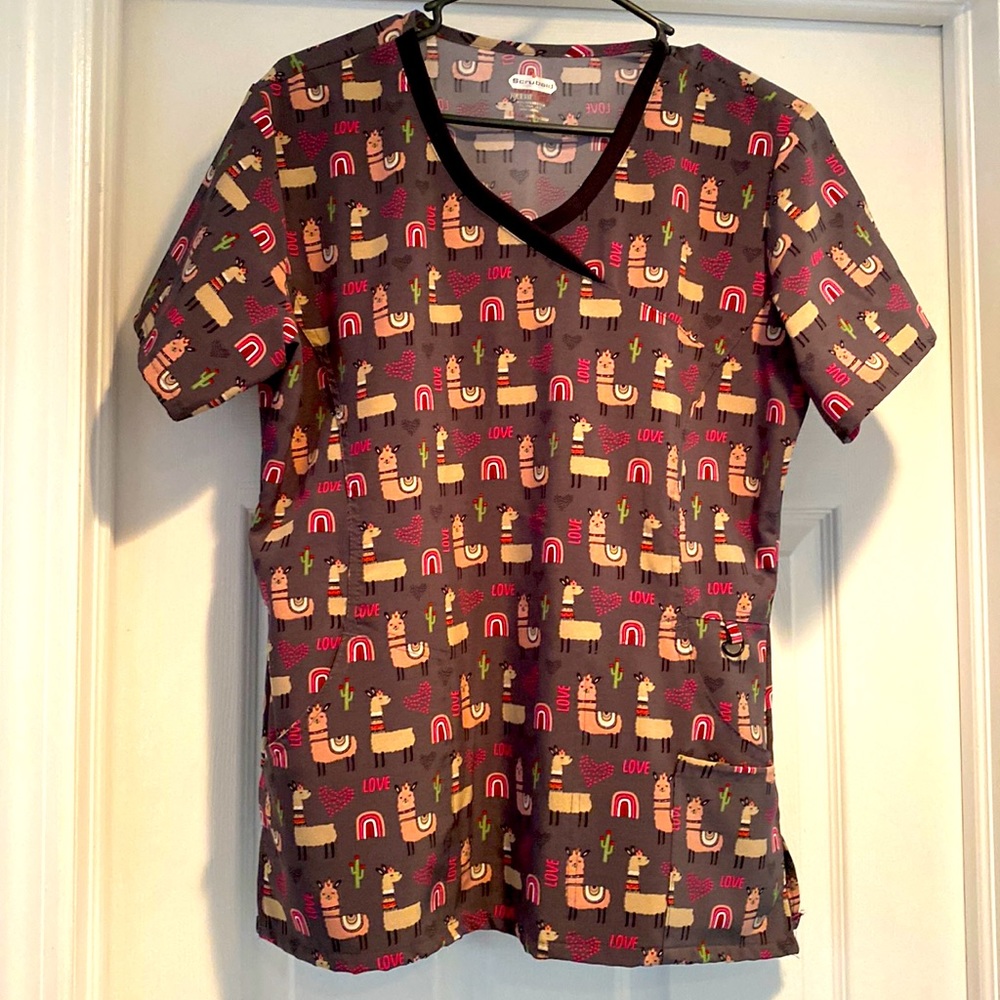 Scrubaid Tapered Fit Stretch Scrub Top - love llamas - size Large